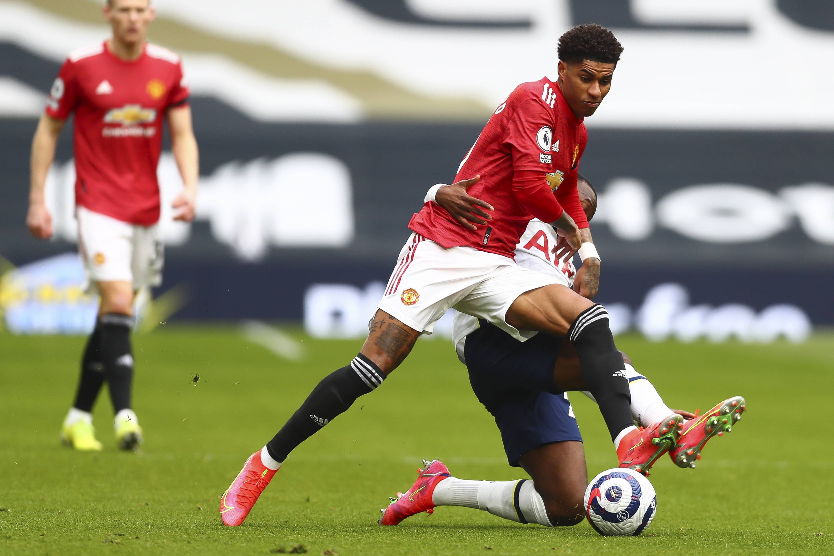 举行夺冠游 举行夺冠游